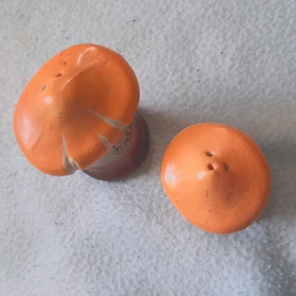 Mushroom salt & pepper shakers - Picture 3 of 4